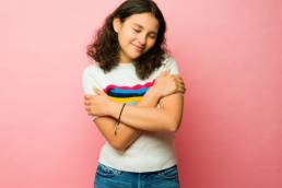 Mujer joven que se quiere