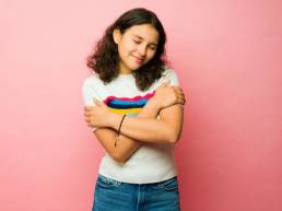 Mujer joven que se quiere