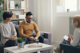 Pareja en terapia hablando sobre sus discusiones frecuentes