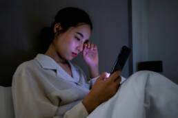 Mujer joven que no puede dormir