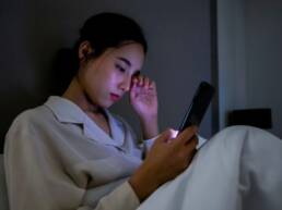 Mujer joven que no puede dormir