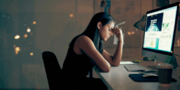 Mujer agotada en el trabajo con burnout