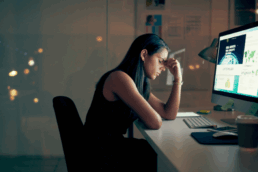 Mujer agotada en el trabajo con burnout