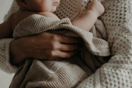 Bebé recien nacido con su madre