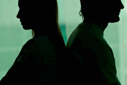 Pareja enfrentada y enfadada
