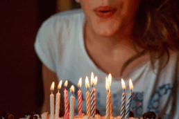 Mujer soplando las velas