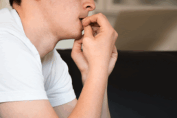 Hombre mordiendo las uñas por ansiedad