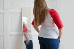 Mujer que no se siente bien con su cuerpo