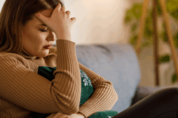 Mujer joven en el sofá agobiada