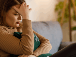 Mujer joven en el sofá agobiada