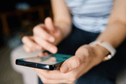 Mujer mirando el movil
