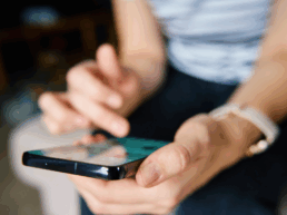 Mujer mirando el movil