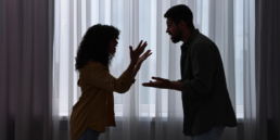 Pareja en conflicto que podría beneficiarse de terapia de pareja
