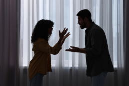 Pareja en conflicto que podría beneficiarse de terapia de pareja