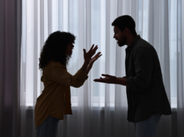 Pareja en conflicto que podría beneficiarse de terapia de pareja