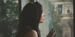Mujer joven reflexionando sobre su vida