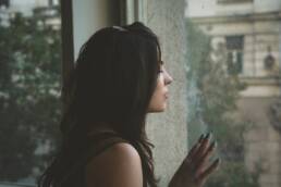 Mujer joven reflexionando sobre su vida