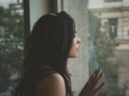Mujer joven reflexionando sobre su vida